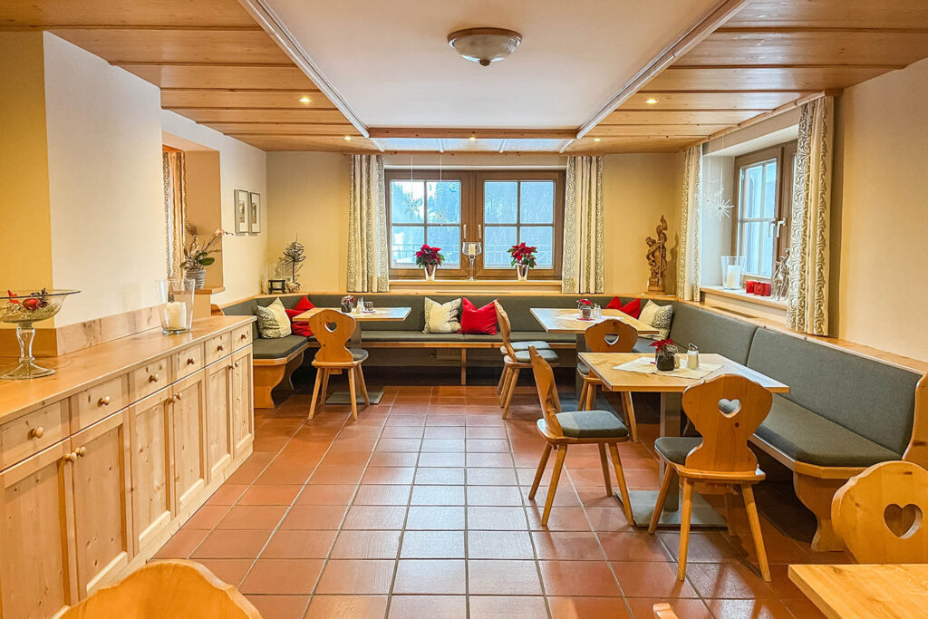 Frühstücksraum - Urlaub am Bio-Bauernhof Mittersteghof Filzmoos