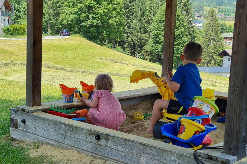 Kinderspielplatz am Bauernhofurlaub Mittersteghof Filzmoos, Salzburger Land
