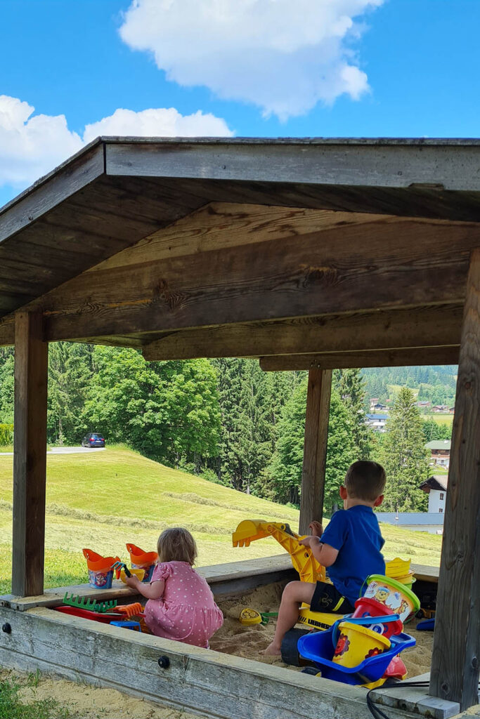 Kinderspielplatz am Bauernhofurlaub Mittersteghof Filzmoos, Salzburger Land