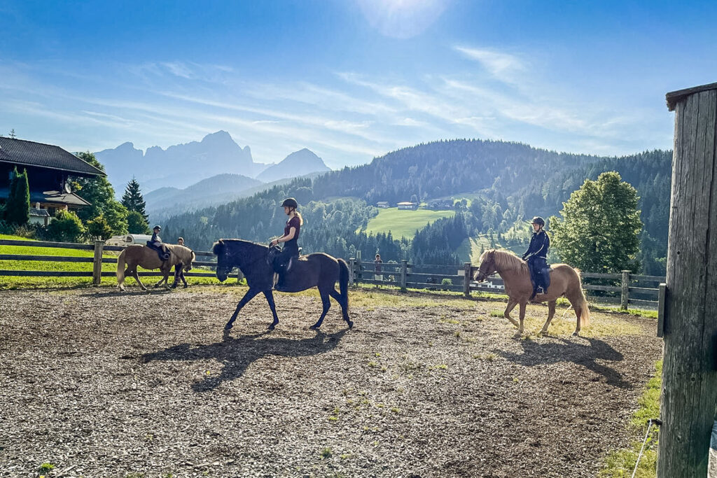 Reiten für Kinder am Reitplatz Filzmoos - Bauernhofurlaub Mittersteghof, Österreich