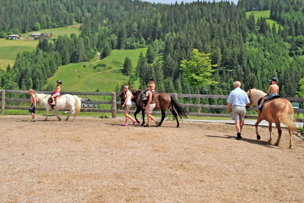 Reiten für Kinder - Urlaub am Bio-Bauernhof Mittersteghof Filzmoos, Österreich