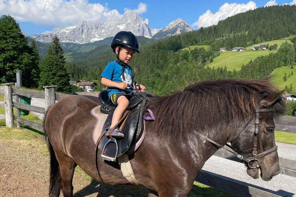 Reiten für Kinder - Urlaub am Bio-Bauernhof Mittersteghof Filzmoos, Österreich